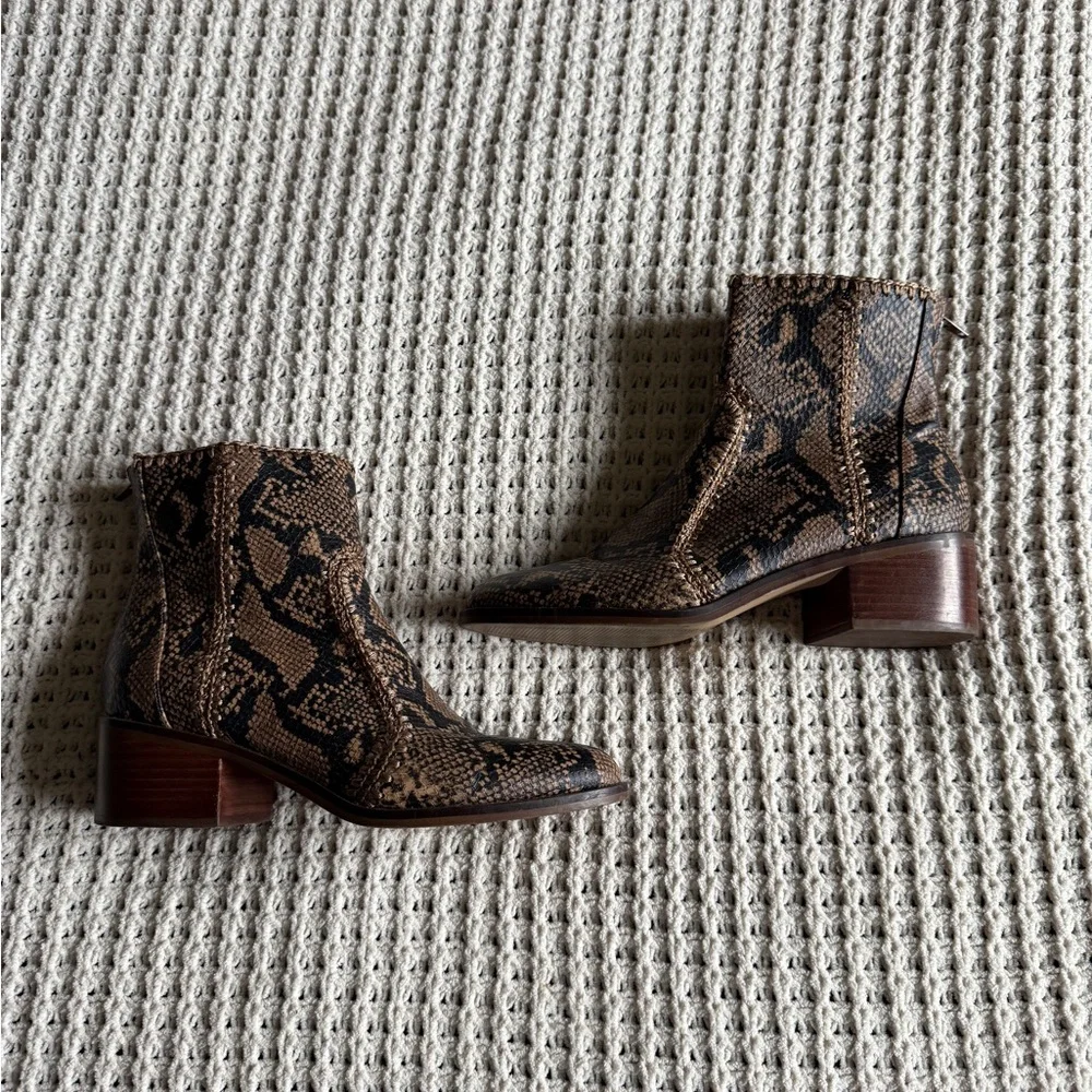 Chelsea & Violet Snakeskin Embossed Leather Ankle Boots Brown Size 8.5 Western - Picture 2 of 7